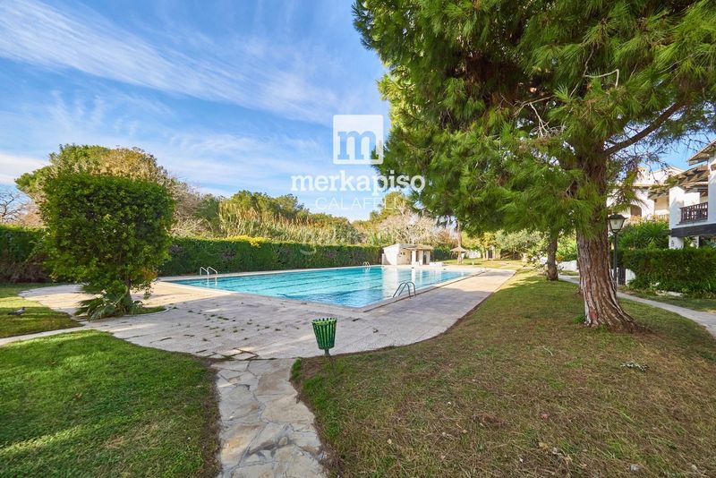 Foto 4a342658-1d3b-46f8-807c-01f4fef40df1. Casa adossada amb calefacció aparcament piscina a Calafell