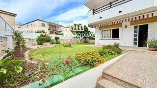Haus  Vendrell. Adosada esquinera con jardin, a 250 m de la playa en cunit