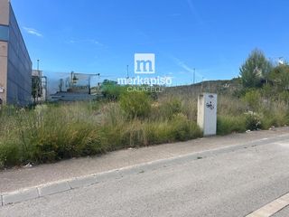 Finca rústica a Mas romeu. Solar en venta en parque empresarial de calafell