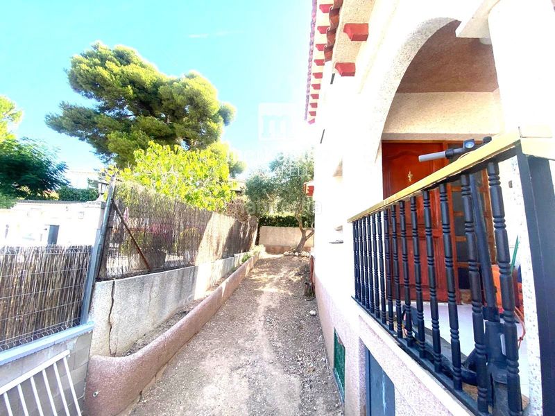 Foto c7a082e5-0246-4a12-b8fd-a86791f6ed00. Xalet a Cunit residencial Cunit