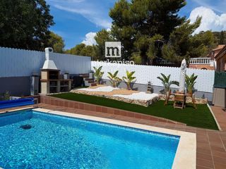 Chalet  Hercules. Chalet de 6 hab. con piscina y placas solares