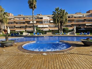 Appartamento in Les Salines-Pla de Sant Pere. Piso con licencia turística en segunda línea de mar en cubellas
