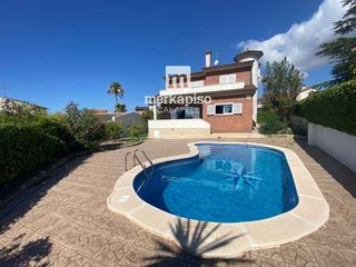 Chalet  Patagonia. Venta de chalet independiente de 4 dormitorios  3 baños y piscin
