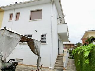 Casa adossada  Avenida enric borras. Casa pareada luminosa, con jardn, barbacoa, terraza y garaje, e