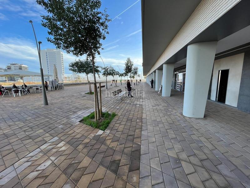 Foto c4c98ee2-622e-4c8a-9a1c-6daabf36d299. Alquiler local comercial local en alquiler con salida de humos en Badalona