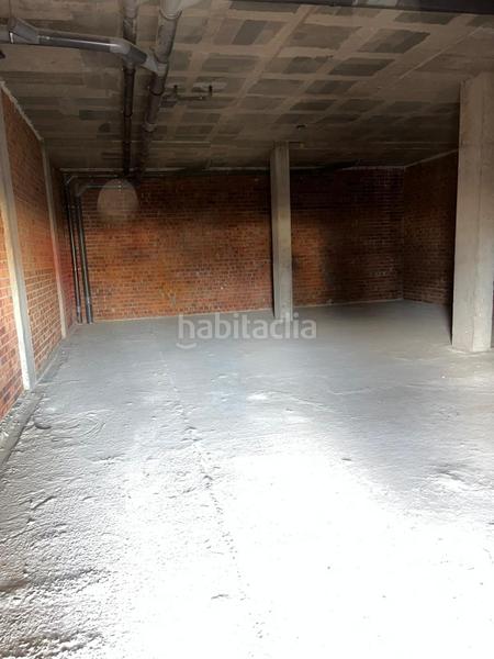 Foto dfa2673b-c48a-4a27-bbec-44eea065789f. Alquiler local comercial local en alquiler con salida de humos en Badalona