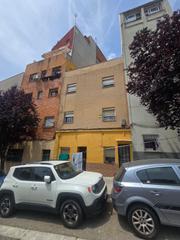 Édifice à Roquetes. Edificio de tres viviendas en nou barris