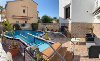 House in Cunit Residencial. Casachalet en cunit  residencial torrens, muy luminosa con 4 hab