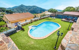 Casa en Sant Cebrià de Vallalta. Espectacular casa con piscina con licencia turística en un entor