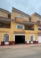 Casa adossada a Centro. Sobre pilares