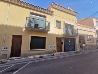 Casa adossada a Carrer picasso 22. Casa adosada con garaje cerca del casco antiguo de l'escala