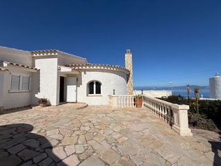 Casa en Carrer punta del xeric 2. Exclusiva vivienda en montg� con espectaculares vistas al mar