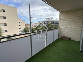 Pis  Mata. Moderno piso esquinero con terraza, piscina comunitaria y 2 plaz