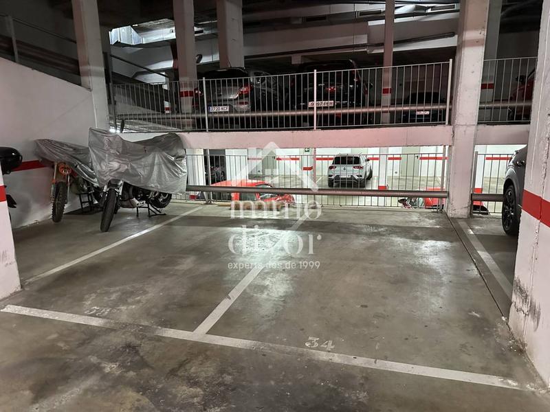 Foto 0d0356ad-2510-4c78-9bba-3526afaf03f8. Piso moderno piso esquinero con terraza, piscina comunitaria y 2 plazas de parking en eixample escorxador, en Mataró