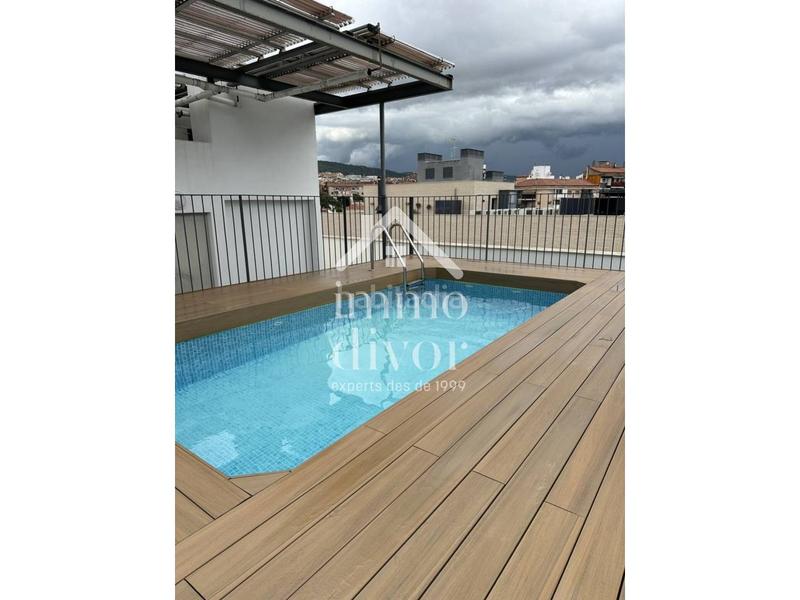 Foto 2146541b-d6da-4e4e-8198-48e37fee26f1. Piso moderno piso esquinero con terraza, piscina comunitaria y 2 plazas de parking en eixample escorxador, en Mataró