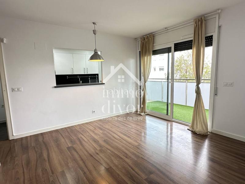 Foto 3faa2d71-f211-43aa-ab18-1e09fedf3a5f. Piso moderno piso esquinero con terraza, piscina comunitaria y 2 plazas de parking en eixample escorxador, en Mataró