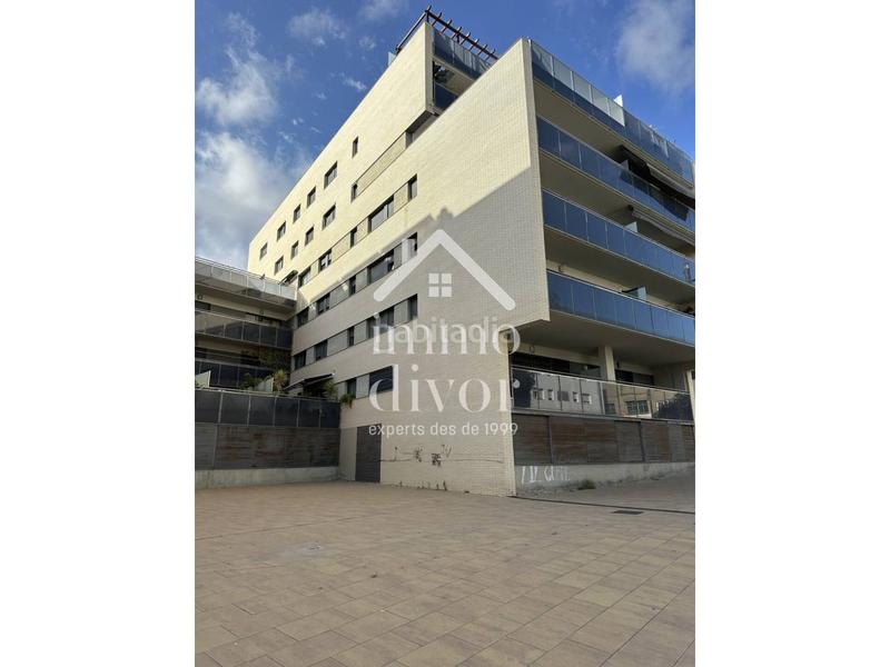 Foto 462d7e69-61d6-4d60-b73b-d9e5fc06698b. Piso moderno piso esquinero con terraza, piscina comunitaria y 2 plazas de parking en eixample escorxador, en Mataró