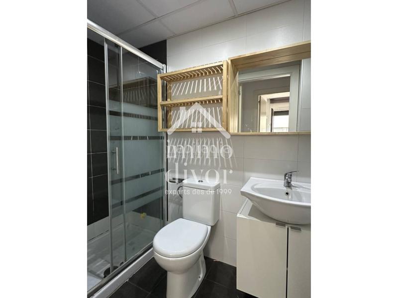 Foto 5b870ad9-48ff-4676-b0f9-0ed2e7c9b9b7. Piso moderno piso esquinero con terraza, piscina comunitaria y 2 plazas de parking en eixample escorxador, en Mataró