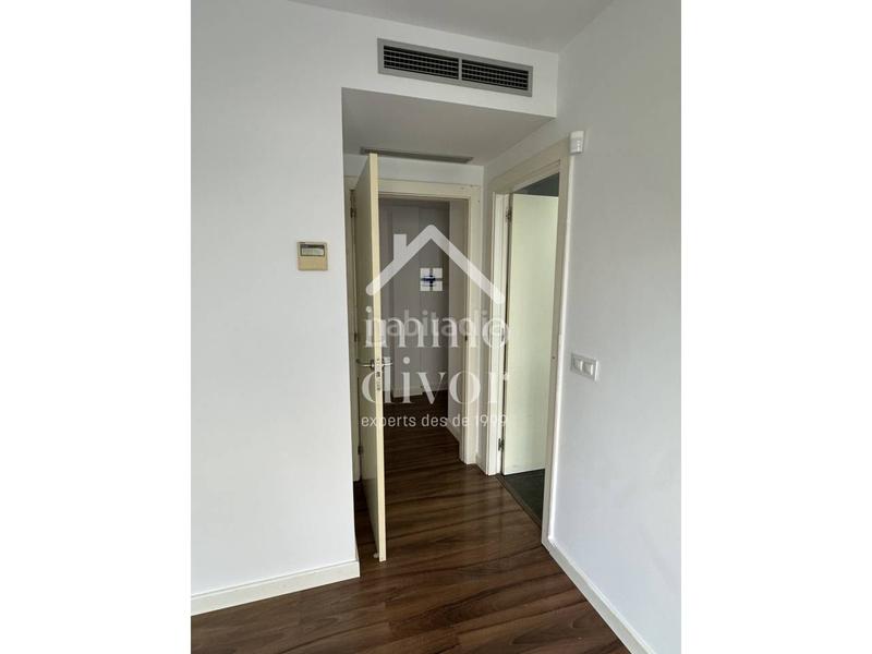 Foto c0847578-75f0-46b0-aadc-805e1a3af117. Piso moderno piso esquinero con terraza, piscina comunitaria y 2 plazas de parking en eixample escorxador, en Mataró