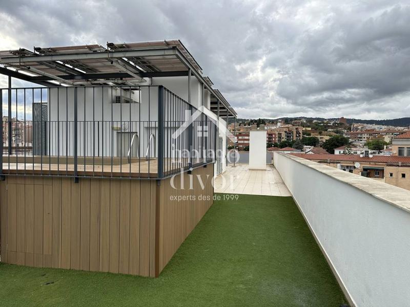 Foto e107cf6e-dcff-4f90-af4d-ef81fc67d9b0. Piso moderno piso esquinero con terraza, piscina comunitaria y 2 plazas de parking en eixample escorxador, en Mataró