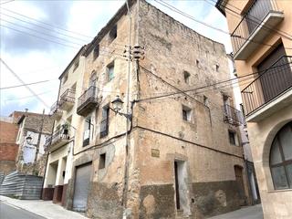 Masia a Carrer del mercat 12. Tivissa. c. del mercat. gran casa de pueblo de 4 plantas, a refo