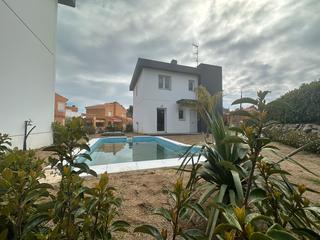 Chalet in Carrer de les mèlies 1. Club golf bonmont. casa unifamiliar de 3habitaciones, 3 baños. r