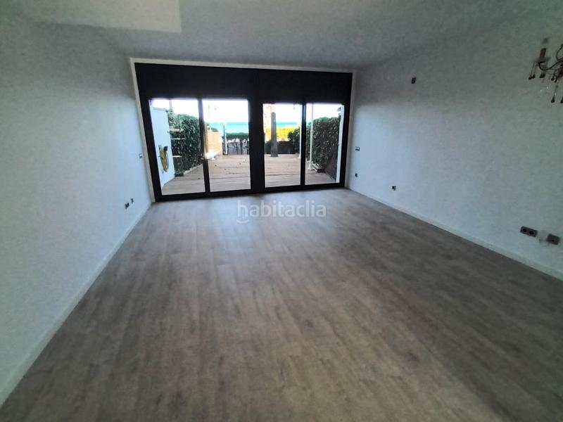 Foto 065be0e8-651d-411a-a18c-45a9d2c95d28. Casa adosada en carrer de la magnòlia 2 . primera línea. amplia vivienda totalmente reformada en Miami Platja