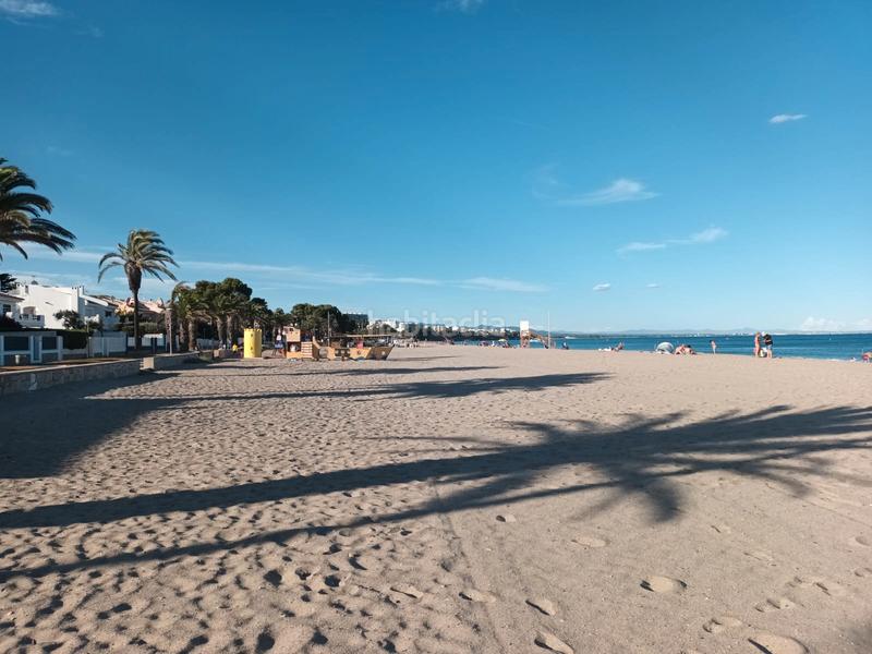 Foto 4a2a10f4-ec3f-4f18-ada3-a94735f9f303. Casa adosada en carrer de la magnòlia 2 . primera línea. amplia vivienda totalmente reformada en Miami Platja