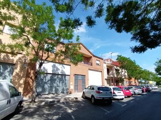 Casa adossada a Migjorn. Reus. c. pau gargallo. amplia vivienda de 6 habitaciones en vent