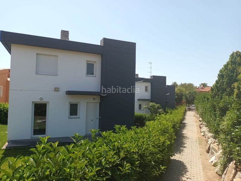 Foto ae4ee211-2a5d-4d54-8766-b1ff057503e0. Chalet descubre tu oasis en el prestigioso club de golf bonmont! a estrenar. vivienda 3 habitaciones. 3 baños. jardín y piscina privados en Mont-roig del Camp