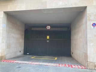 Parking voiture à Calella. Pàrquing al centre de calella