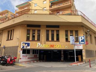 Aparcament cotxe a Calella. A ledifici parkinsol