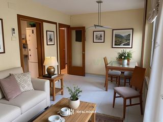 Pis  Calle ignasi iglesias. Es ven magnífic pis de 62 m, situat en una excellent zona de pin