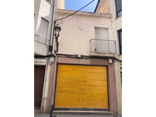 Casa  Calle amadeu. Al centre de la població