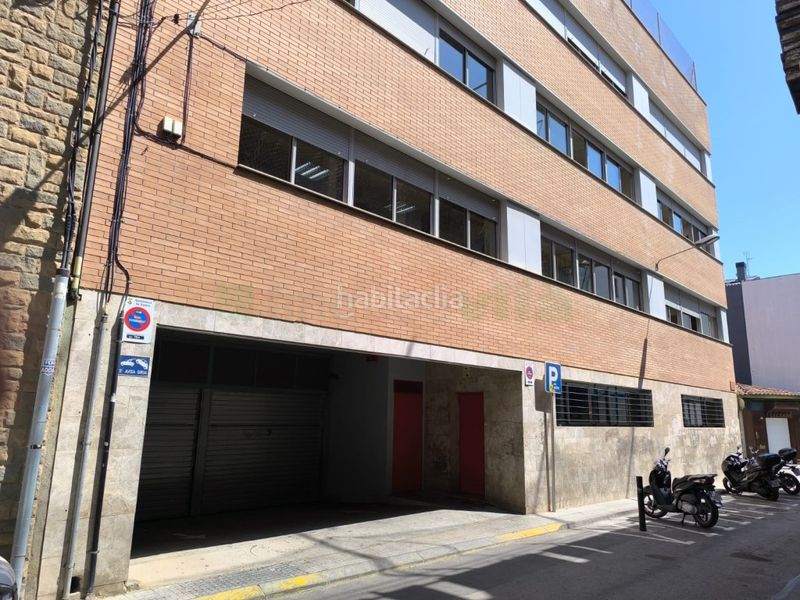 Foto ada8be06-3504-4807-b9f3-1c32c02ae005. Aparcament cotxe a Calella