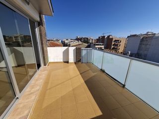 Affitto Appartamento  Calle doctor bertomeu. Es lloga magnífic pis situat en ple centre, en una quarta planta