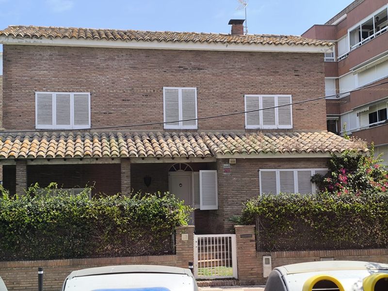 Foto 93a1b7c9-0c5a-434d-b0db-db29c929fd7f. Casa amb aparcament a Centre Pineda de Mar