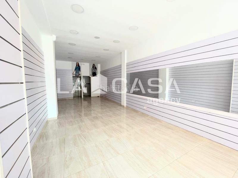 Foto 12bd1a25-1d4b-4202-9975-8519bfe1a0c4. Local comercial local en privilegiada posición en el gorg en Badalona