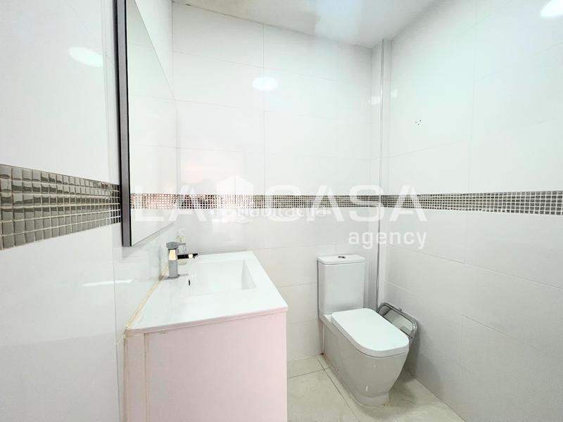 Foto b4d759ae-dad6-43de-84fd-f7afb625a57e. Local comercial local en privilegiada posición en el gorg en Badalona