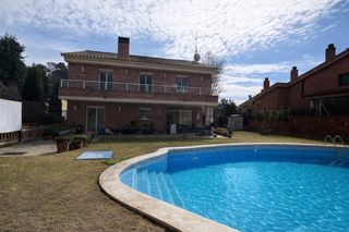 Xalet  Carrer de salvador espriu. Exclusiva casa unifamiliar de 493 m2 con piscina, jardín y vista