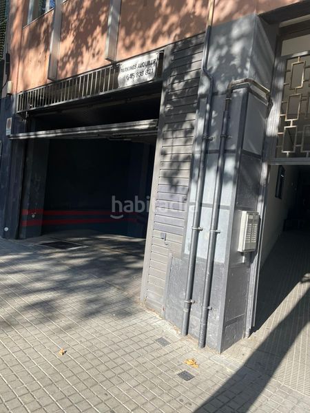 Foto f93681ae-c5bb-446e-9e14-da850a7d1e49. Aparcament cotxe a El Parc i la Llacuna del Poblenou Barcelona