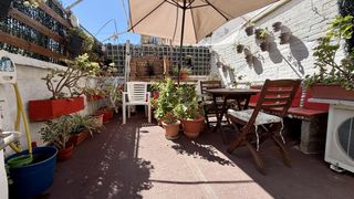 Casa adosada en El Camp de l´Arpa del Clot. Casa independiente de 104 m2 con 4 dormitorios, patio y terraza