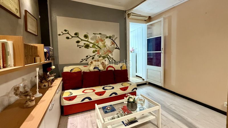 Foto 185700b2-bdd6-4e69-92ca-f5c3d3b1e712. Casa adosada casa independiente de 104 m2 con 4 dormitorios, patio y terraza en el clot en Barcelona