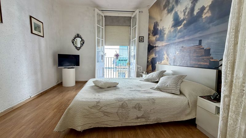 Foto 3842d213-123f-4a10-b9e6-e31576fe6b4d. Casa adosada casa independiente de 104 m2 con 4 dormitorios, patio y terraza en el clot en Barcelona