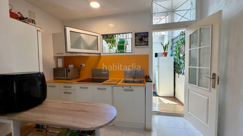 Foto 57a3c2b6-cc08-4ad2-bfc6-b5b9083e2615. Casa adosada casa independiente de 104 m2 con 4 dormitorios, patio y terraza en el clot en Barcelona