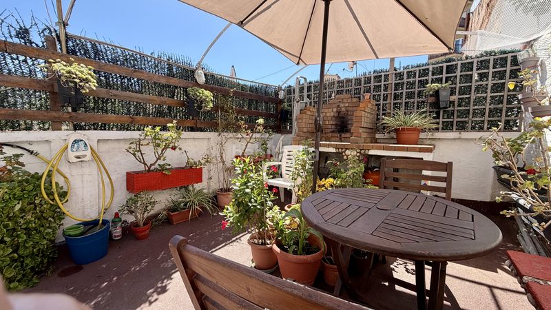Foto 704fe8a8-c6d1-49f7-bc51-b6cd28eac5c5. Casa adosada casa independiente de 104 m2 con 4 dormitorios, patio y terraza en el clot en Barcelona