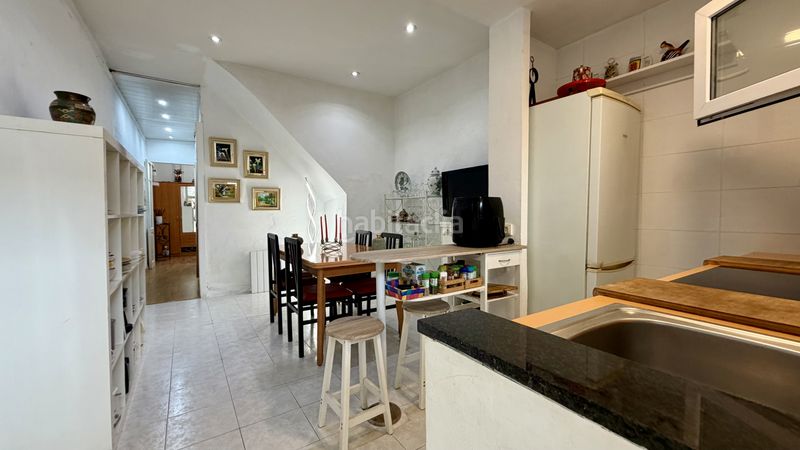Foto aa91b4ae-b469-413e-a558-e2c0e8e56696. Casa adosada casa independiente de 104 m2 con 4 dormitorios, patio y terraza en el clot en Barcelona