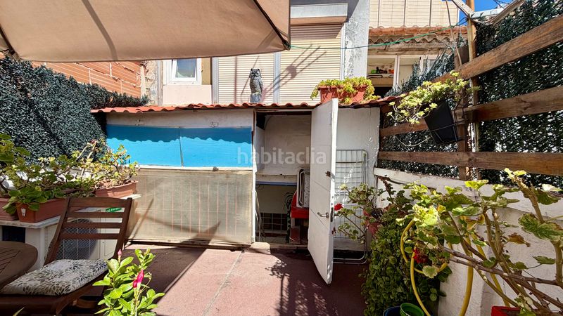 Foto f1dd0479-7122-4a31-8321-e73b449f6704. Casa adosada casa independiente de 104 m2 con 4 dormitorios, patio y terraza en el clot en Barcelona