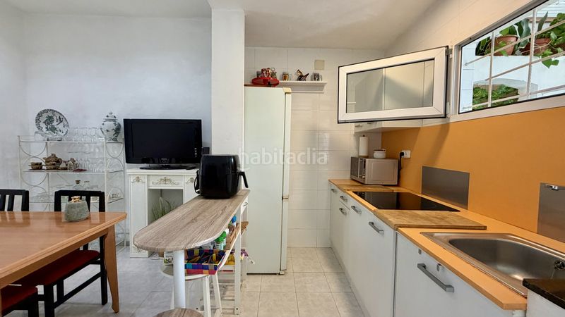 Foto f5401ba4-2484-42cc-8d36-2c53a2555ecd. Casa adosada casa independiente de 104 m2 con 4 dormitorios, patio y terraza en el clot en Barcelona