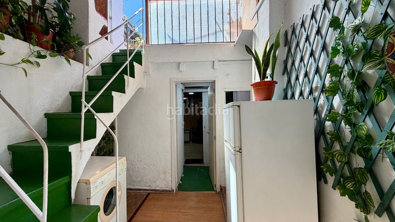 Foto f8cb8359-76f1-48d4-b4de-84c6bc6204e2. Casa adosada casa independiente de 104 m2 con 4 dormitorios, patio y terraza en el clot en Barcelona